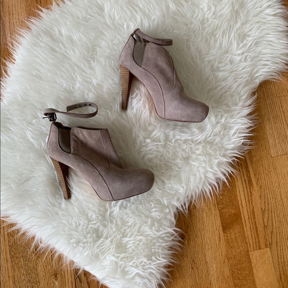 Cute Ankle Strap BCBG Gray Suede Booty Sz 9